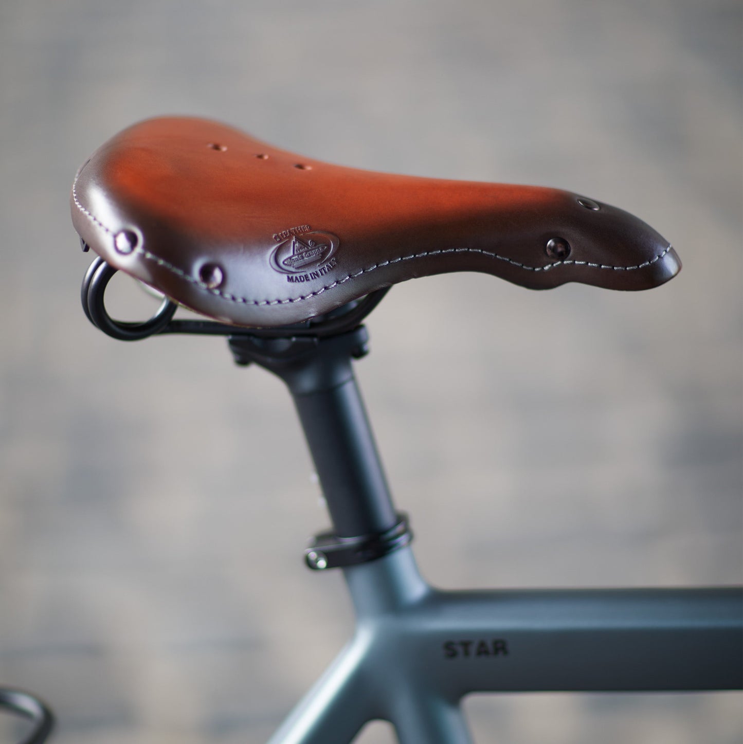 Set: leather saddle with leather grips - handmade in Italy